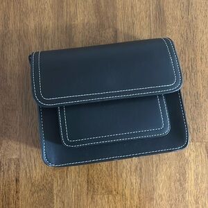 Hvisk Black Cross Body - White Stitching